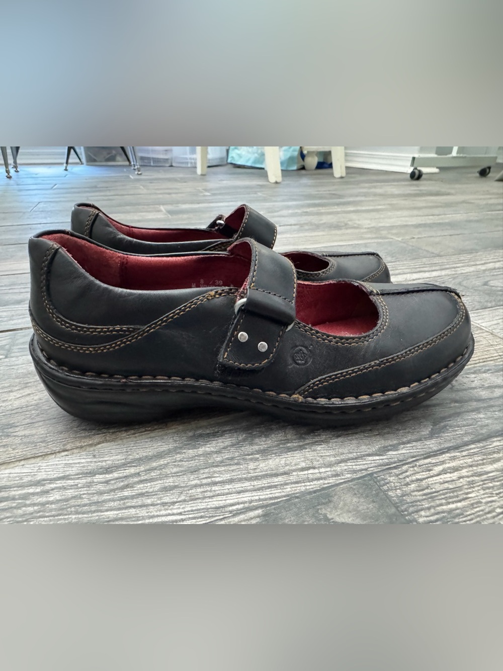 Born Women Mary Jane leather shoes - size 8